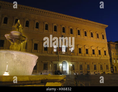 Vista notturna di Palazzo Farnese a Roma Italia casa dell Ambasciata di Francia in Italia Foto Stock