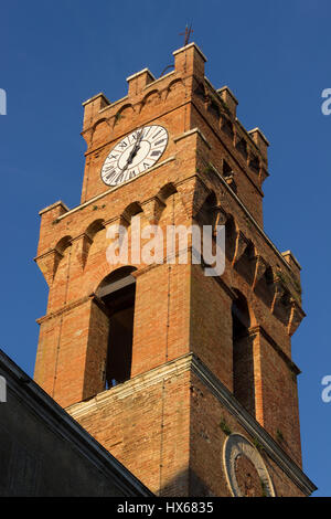 Una vista di Pienza City Tower, presso il municipio di Pienza, vicino Siena, Toscana, Italia Foto Stock