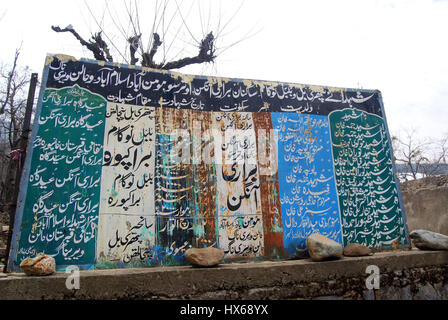 Anantnag, India. 25 Mar, 2017. Una scheda visualizza i nomi delle vittime di Pathribal e massacri Brakpora quando cinque persone uccise nella fase incontro gestito dall esercito e il successivo abbattimento di otto manifestanti nel villaggio Brakpora dalla polizia e CRPF. Credito: Muneeb Ul Islam/Pacific Press/Alamy Live News Foto Stock