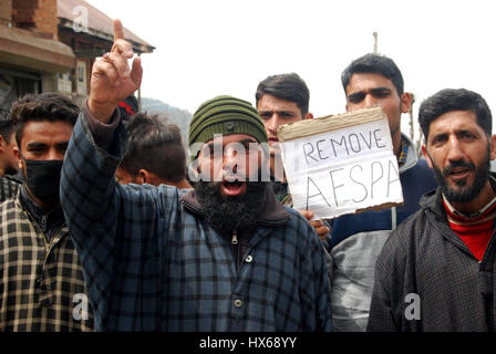 Anantnag, India. 25 Mar, 2017. Rashid Khan figlio di una delle vittime e un testimone chiave nel caso di protesta del xvii anniversario di uccisioni, la vittima le famiglie organizzando un ricordo si incontrano a Brari-Aangan villaggio di Shangus in questo Sud Kashmir distretto per ricordare cinque persone uccise nella fase incontro gestito dall esercito e il successivo abbattimento di otto manifestanti nel villaggio Brakpora dalla polizia e CRPF. Credito: Muneeb Ul Islam/Pacific Press/Alamy Live News Foto Stock