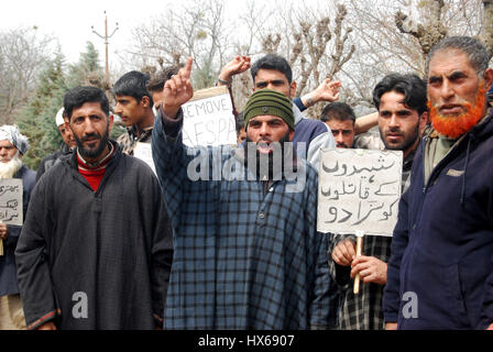 Anantnag, India. 25 Mar, 2017. Rashid Khan figlio di una delle vittime e un testimone chiave nel caso di protesta del xvii anniversario di uccisioni, la vittima le famiglie organizzando un ricordo si incontrano a Brari-Aangan villaggio di Shangus in questo Sud Kashmir distretto per ricordare cinque persone uccise nella fase incontro gestito dall esercito e il successivo abbattimento di otto manifestanti nel villaggio Brakpora dalla polizia e CRPF. Credito: Muneeb Ul Islam/Pacific Press/Alamy Live News Foto Stock