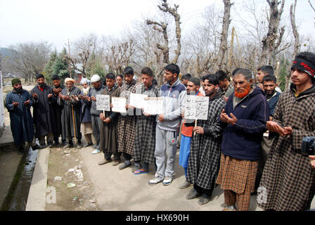 Anantnag, India. 25 Mar, 2017. Le famiglie e i parenti e i vicini del massacro Pathribal vittime rendere omaggio alle vittime in Brari Angan al diciassettesimo anniversario di uccisioni, la vittima le famiglie organizzando un ricordo si incontrano a Brari-Aangan villaggio di Shangus in questo Sud Kashmir distretto per ricordare cinque persone uccise nella fase incontro gestito dall esercito e il successivo abbattimento di otto manifestanti nel villaggio Brakpora dalla polizia e CRPF. Credito: Muneeb Ul Islam/Pacific Press/Alamy Live News Foto Stock