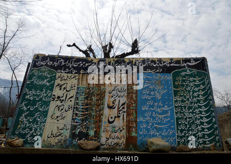 Anantnag, India. 25 Mar, 2017. Una scheda visualizza i nomi delle vittime di Pathribal e massacri Brakpora quando cinque persone uccise nella fase incontro gestito dall esercito e il successivo abbattimento di otto manifestanti nel villaggio Brakpora dalla polizia e CRPF. Credito: Muneeb Ul Islam/Pacific Press/Alamy Live News Foto Stock