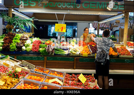 Frutta fresca, vegetsables, latticini e di generi alimentari sul display nel mercato coperto, Innsbruck, Austria Foto Stock