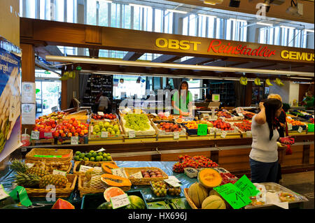 Frutta fresca, vegetsables, latticini e di generi alimentari sul display nel mercato coperto, Innsbruck, Austria Foto Stock