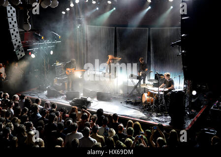 Barcellona - NOV 20: Beach House (dream pop band da Baltimora) in concerto presso lo stadio di Apolo il 20 novembre 2015 a Barcellona, Spagna. Foto Stock