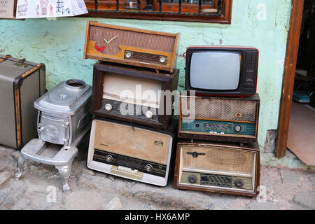 Vecchie Radio e televisione nella parte anteriore del negozio di antiquariato Foto Stock