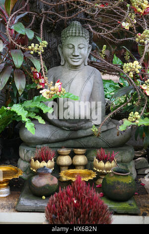 Santuario buddista sotto la struttura del Buddha, Pagoda d'argento, Phnom Penh Cambogia Foto Stock