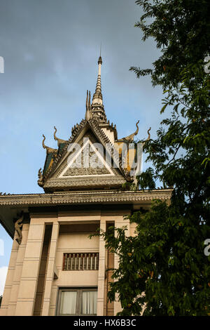Stupa commemorativo riempito con i teschi delle vittime dei campi di sterminio di Choeung Ek, Phnom Penh Cambogia Foto Stock