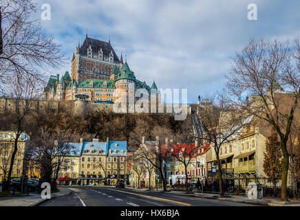 Abbassare Città Vecchia (Basse-Ville) e Castello Frontenac - Quebec City, Quebec, Canada Foto Stock