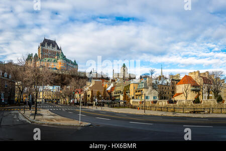 Abbassare Città Vecchia (Basse-Ville) e Castello Frontenac - Quebec City, Quebec, Canada Foto Stock