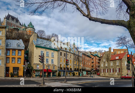 Abbassare Città Vecchia (Basse-Ville) e Castello Frontenac - Quebec City, Quebec, Canada Foto Stock