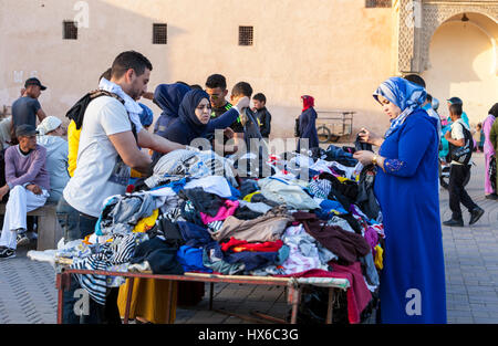 Meknes, Marocco. I clienti nel luogo Hedime esaminando indumenti usati. Foto Stock