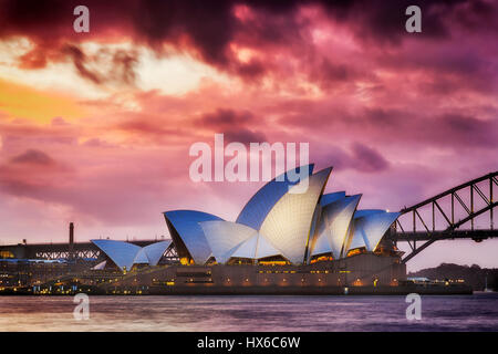 Sydney, Australia - 19 Marzo 2017: Magico tramonto oltre il famoso punto di riferimento - Sydney Opera House e Harbour Bridge. Vista laterale di illuminata opera. Foto Stock