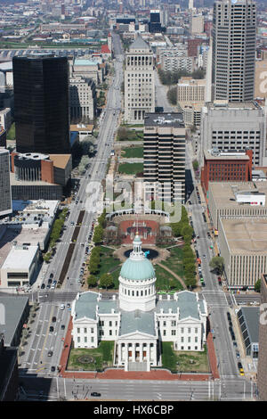 San Luigi - Circa nel maggio 2008: il centro città e il tribunale vecchio dalla sommità del Gateway Arch a St Louis III Foto Stock