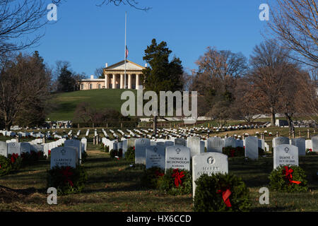 Arlington casa gravesites e decorate con ghirlande di Natale presso il Cimitero Nazionale di Arlington, Arlington, VA, Stati Uniti d'America Foto Stock