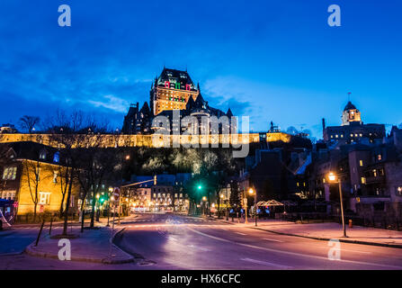 Abbassare Città Vecchia (Basse-Ville) e Frontenac e Castello di notte - Quebec City, Quebec, Canada Foto Stock