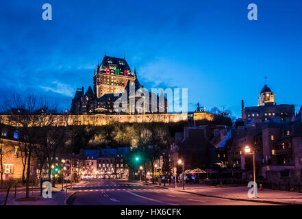 Abbassare Città Vecchia (Basse-Ville) e Frontenac e Castello di notte - Quebec City, Quebec, Canada Foto Stock