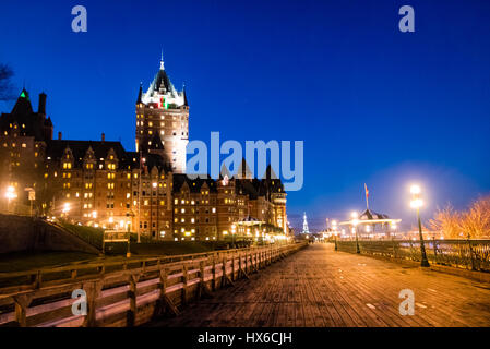 Castello Frontenac e Dufferin Terrace di notte - Quebec City, Quebec, Canada Foto Stock