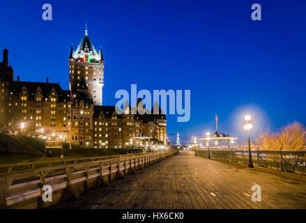 Castello Frontenac e Dufferin Terrace di notte - Quebec City, Quebec, Canada Foto Stock