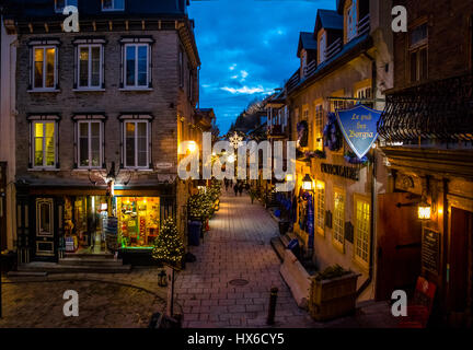 Rue du Petit-Champlain in basso a Città Vecchia (Basse-Ville) di notte Foto Stock