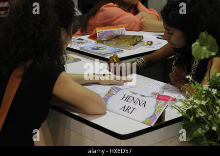 Donna applicando henna arte a portata di mano Foto Stock