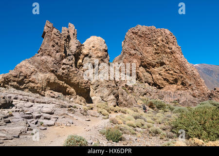 Strane formazioni rocciose a Los Roques de Garcia a Tenerife, Spagna con il profondo blu del cielo. Foto Stock