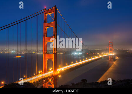 Golden Gate Bridge durante la notte di San Francisco. Foto Stock