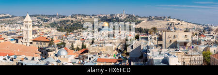 Vista panoramica di Gerusalemme la città vecchia, la Montagna del Tempio e Cupola della Roccia e il monte degli Ulivi a Gerusalemme, Israele. Foto Stock