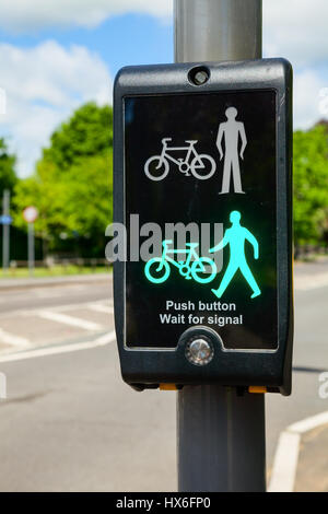 British pedoni e ciclisti crossing Foto Stock