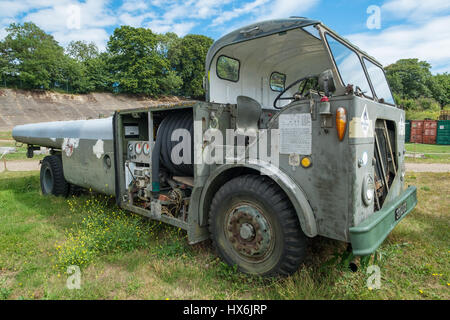 WEYBRIDGE, SURREY, Regno Unito - 9 agosto 2015: Aeroporto Vintage Tug vehical sul display a Brooklands Motor Museum in agosto 2015. Foto Stock