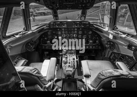 WEYBRIDGE, SURREY, Regno Unito - 9 agosto 2015: vista interna di una annata 806 Vickers Viscount cockpit aereo a motore di Brooklands Museum in agosto 2015. Foto Stock