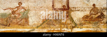 L'Apodyterium di Pompei Terme Suburbane è un'illustrazione archeologica che mostra gli spogliatoi (apoditerium) delle terme suburbane di Pompei. Rivela dettagli architettonici e il design funzionale delle antiche terme romane. Foto Stock