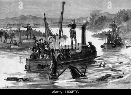 Questa immagine storica cattura gli ufficiali russi che rimuovono la bandiera ottomana dalla nave affondata Lufti Djelil vicino a Braila. La scena rappresenta un momento cruciale nella guerra navale durante la guerra russo-turca della fine del XIX secolo. Foto Stock