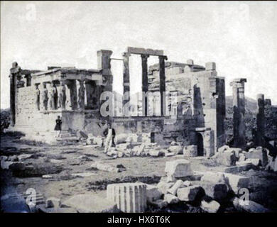 Questa immagine presenta una vista invertita a sud delle cariatidi dell'Eretteo, una famosa struttura sull'Acropoli di Atene. I cariatidi sono figure femminili scolpite che supportano la traballazione del tempio. Foto Stock