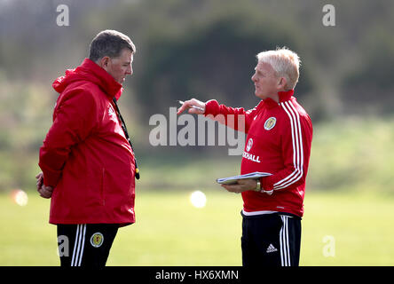 Scozia manager Gordon Strachan (destra) con assistente manager Mark McGhee durante la sessione di formazione a Mar Hall di Glasgow. Foto Stock