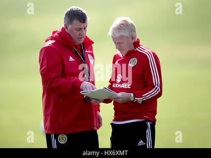 Scozia manager Gordon Strachan (destra) con assistente manager Mark McGhee durante la sessione di formazione a Mar Hall di Glasgow. Foto Stock