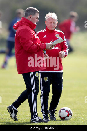 Scozia manager Gordon Strachan (destra) con assistente manager Mark McGhee durante la sessione di formazione a Mar Hall di Glasgow. Foto Stock