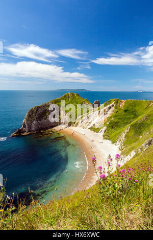 Guardando verso il basso nelle limpide acque dell'uomo O'guerra Bay dalla lunga distanza South West Coast Path sulla Jurassic Coast, Dorset, Inghilterra Foto Stock