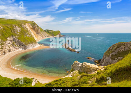 Guardando verso il basso nelle limpide acque dell'uomo O'guerra Bay dalla lunga distanza South West Coast Path sulla Jurassic Coast, Dorset, Inghilterra Foto Stock