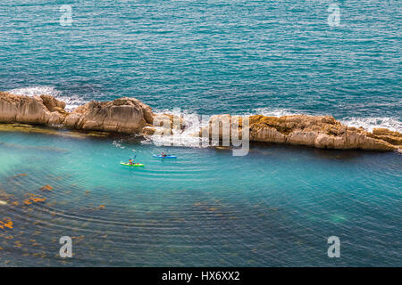 Guardando verso il basso in uomo O'guerra Bay presso un gruppo di mare kayakers negoziando il frastagliato reef nella baia, Jurassic Coast, Dorset, Inghilterra Foto Stock