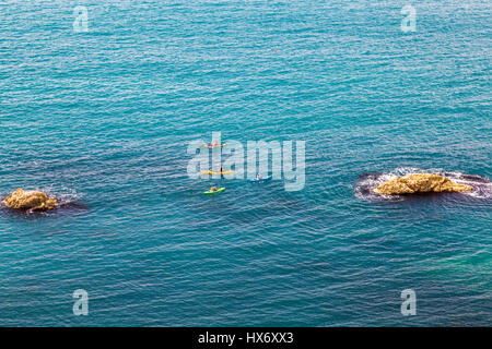 Guardando verso il basso in uomo O'guerra Bay presso un gruppo di mare kayakers negoziando il frastagliato reef nella baia, Jurassic Coast, Dorset, Inghilterra Foto Stock