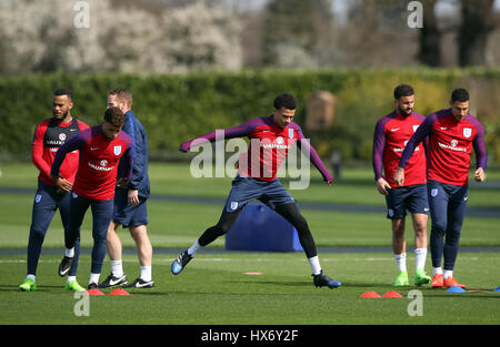 L'Inghilterra del dele Alli (centro) durante la sessione di formazione presso Enfield Allenamento, Londra. Foto Stock