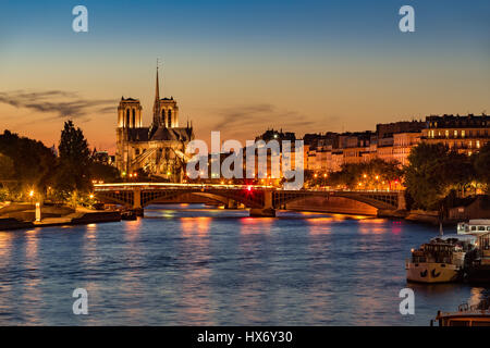 Notre Dame de Paris Cathedral, Senna e l'Ile Saint Louis al crepuscolo. Serata estiva con il ponte di Sully e luci della città di Parigi Foto Stock