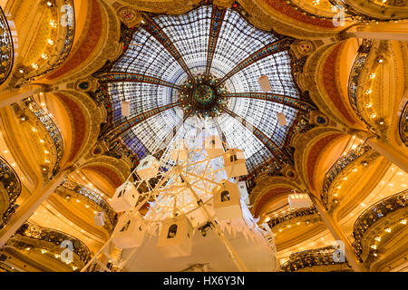 Gallerie Lafayette Haussman interno con cupola di vetro a Natale. Parigi, Francia Foto Stock