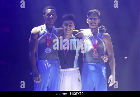 All Round Under 18's Gold Medalist Jamie Lewis (al centro) con la medaglia d'argento Donell Osbourne (a sinistra) e la medaglia di bronzo Joshua Nathan durante il secondo giorno dei 2017 Ginnastica British Championships presso l'Echo Arena di Liverpool. PREMERE ASSOCIAZIONE foto. Data immagine: Sabato 25 marzo 2017. Vedi storia di PA GINNASTICA britannica. Il credito fotografico dovrebbe essere: Simon Cooper/PA Wire. Contattare PA Images per ulteriori informazioni. Foto Stock