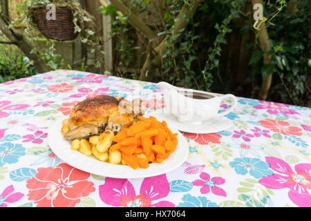 Arrosto di pollo a cena carote sugo spuds Foto Stock