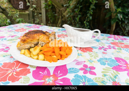 Arrosto di pollo a cena carote sugo spuds Foto Stock