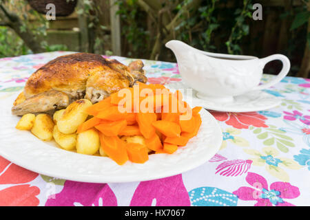 Arrosto di pollo a cena carote sugo spuds Foto Stock