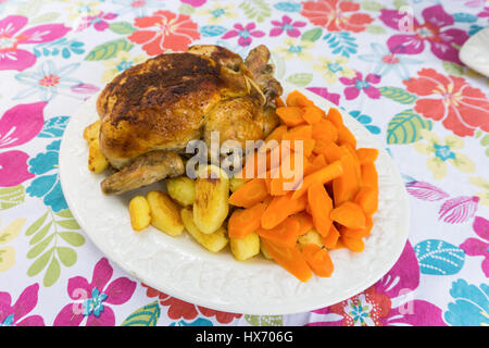 Arrosto di pollo a cena carote sugo spuds Foto Stock